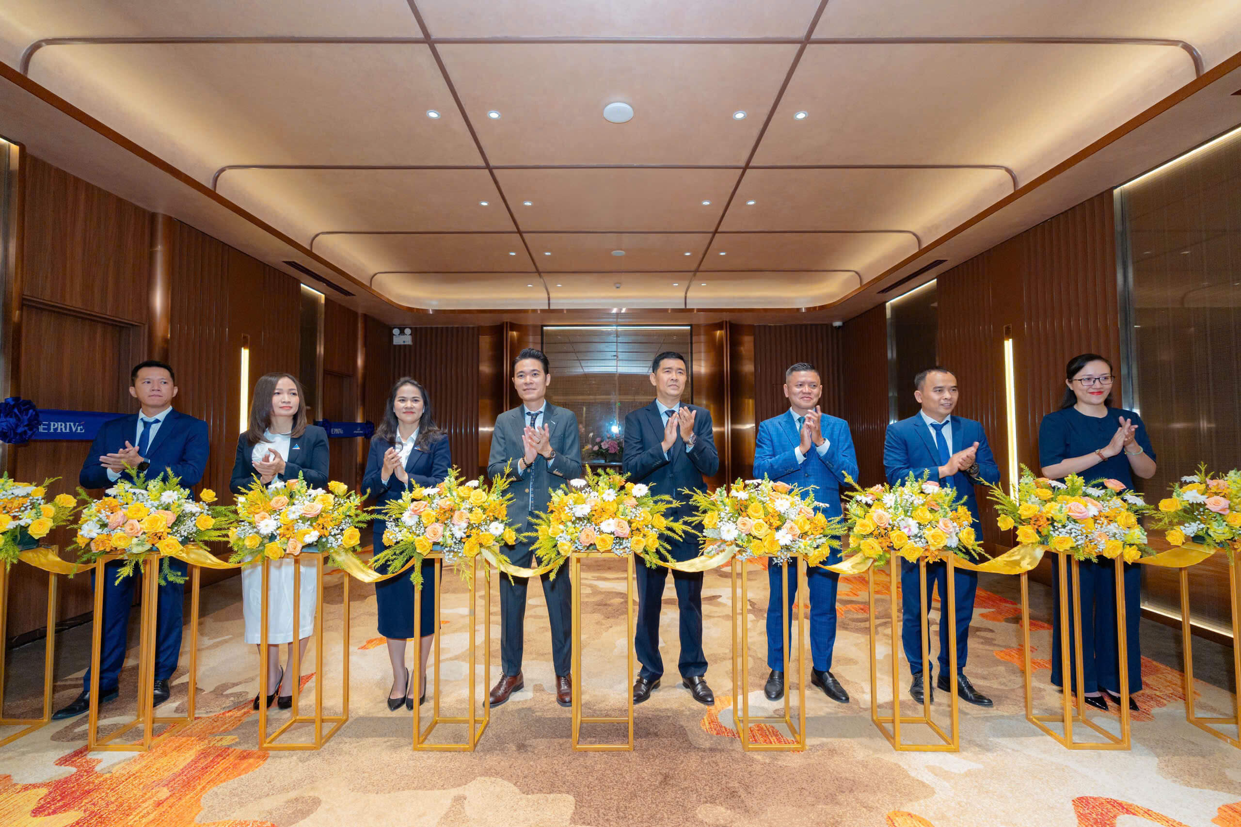 Đại diện ban lãnh đạo Tập đoàn Đất Xanh thực hiện nghi thức cắt băng khai trương khu căn hộ mẫu dự án The Privé